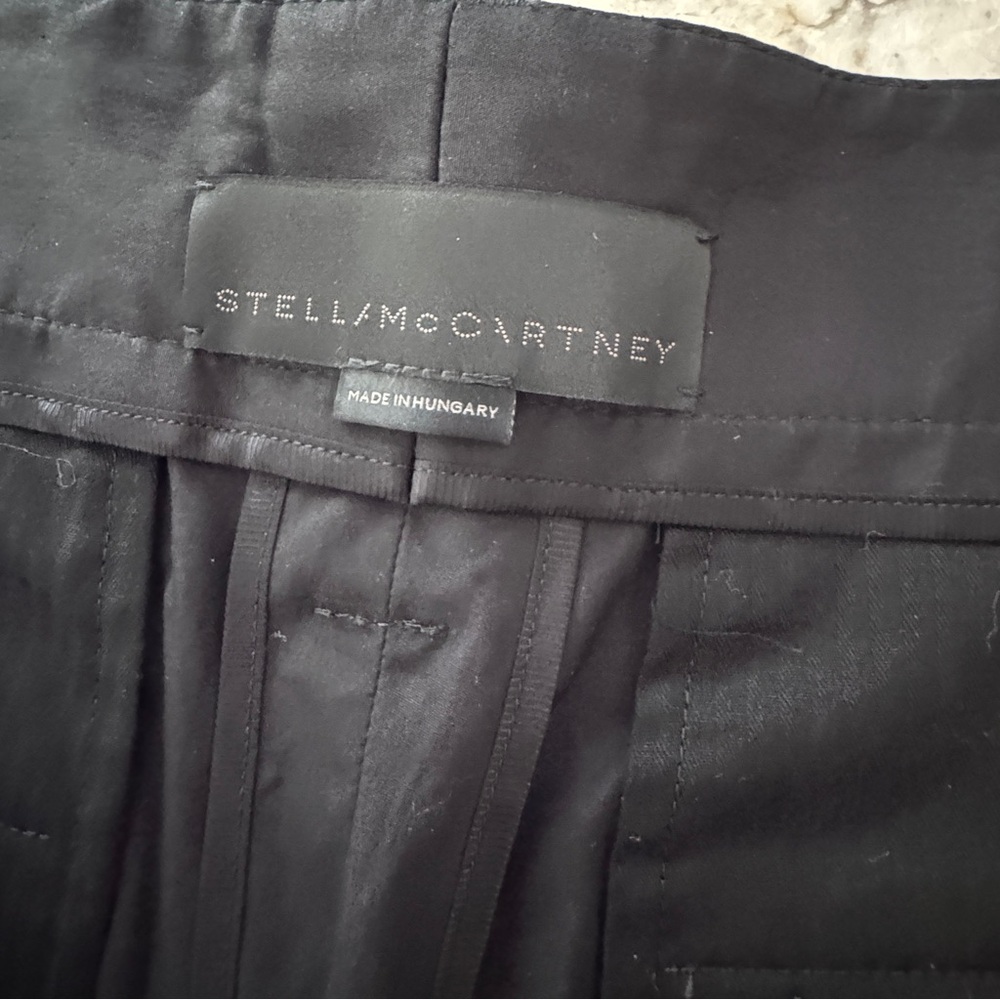 Stella McCartney Black Flat-Front Men’s Shorts with D-Ring - Picture 4 of 8